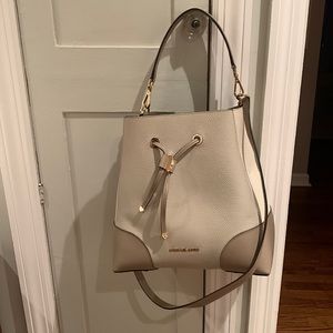 Michael Kors Mercer Gallery Comvertible Bucket Leather Shoulder Bag